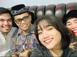 Thariq Halilintar Temani Fuji Ziarah ke Makam Vanessa Angel dan Bibi