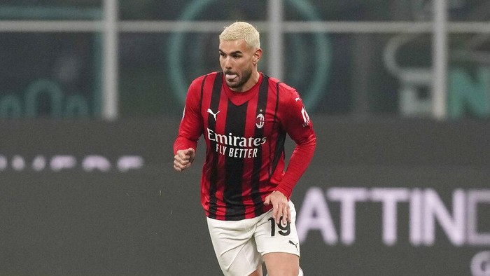 AC Milans Theo Hernandez controls the ball during the Serie A soccer match between Inter Milan and AC Milan at the San Siro Stadium, in Milan, Italy, Saturday, Feb. 5, 2022. (AP Photo/Antonio Calanni)