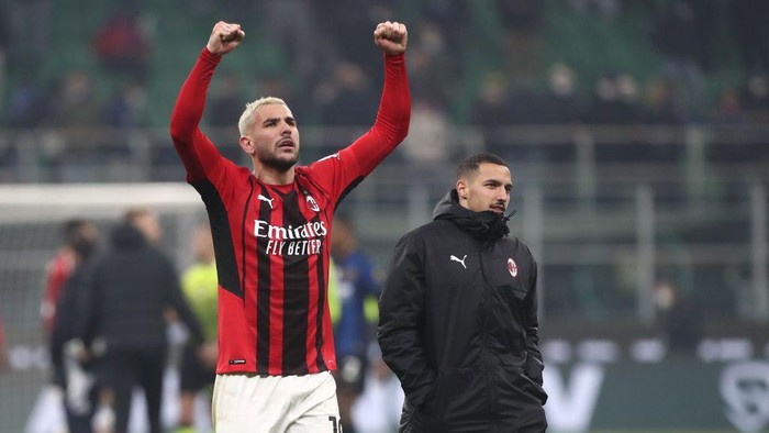 MILAN, ITALY - FEBRUARY 05: Theo Hernandez of AC Milan celebrates a victory at the end of the Serie A match between FC Internazionale and AC Milan at Stadio Giuseppe Meazza on February 05, 2022 in Milan, Italy. (Photo by Marco Luzzani/Getty Images)
