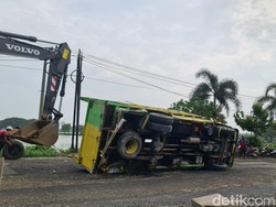 Truk yang Terguling di Perbatasan Lamongan-Gresik Sudah Dievakuasi