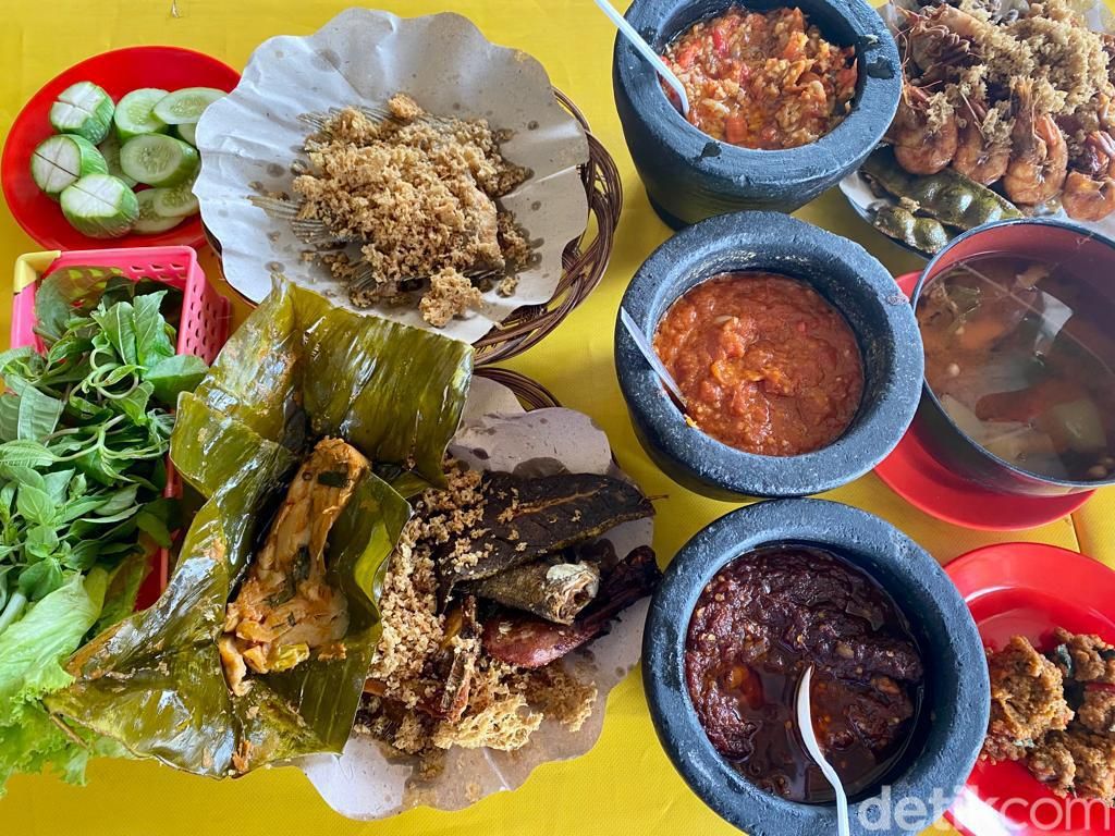 Puas Makan Ayam Goreng Kampung dan Sambal Jebleh di Warung Sunda