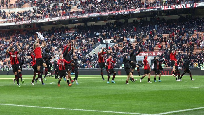MILAN, ITALY - FEBRUARY 13: The players of the AC Milan celebrate a victory at the end of the Serie A match between AC Milan and UC Sampdoria at Stadio Giuseppe Meazza on February 13, 2022 in Milan, Italy. (Photo by Marco Luzzani/Getty Images)