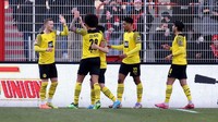 Lalu ada Borussia Dortmund yang finis di peringkat kedua dengan 69 poin. Foto: Getty Images/Boris Streubel