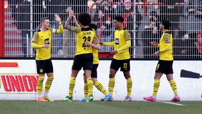 1370313071 BERLIN, GERMANY - FEBRUARY 13: Marco Reus #11 of Borussia Dortmund celebrates after he scores the opening goal during the Bundesliga match between 1. FC Union Berlin and Borussia Dortmund at Stadion An der Alten Foersterei on February 13, 2022 in Berlin, Germany. (Photo by Boris Streubel/Getty Images)
