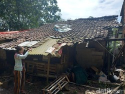 Tolong! 2 Keluarga Ini Tinggal di Gubuk Hampir Ambruk