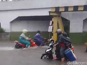 Jalan Sekitar Jembatan Viaduk Gempol Terendam Banjir, Puluhan Motor Mogok