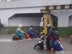 Jalan Sekitar Jembatan Viaduk Gempol Terendam Banjir, Puluhan Motor Mogok