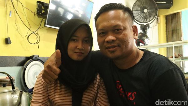 Beda Usia 20 Tahun, Bos Warteg Ini Viral Usai Nikahi Pegawainya