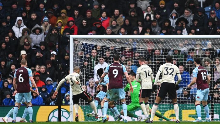 BURNLEY, ENGLAND - FEBRUARY 13: Fabinho of Liverpool scores their sides first goal during the Premier League match between Burnley and Liverpool at Turf Moor on February 13, 2022 in Burnley, England. (Photo by Gareth Copley/Getty Images)