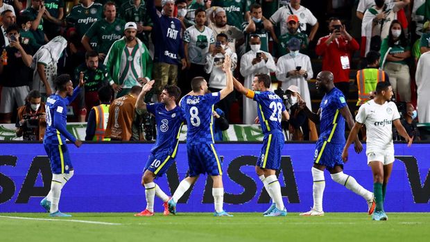 ABU DHABI, UNITED ARAB EMIRATES - FEBRUARY 12: Romelu Lukaku celebrates with teammates Callum Hudson-Odoi, Christian Pulisic, Mateo Kovacic and Cesar Azpilicueta of Chelsea after scoring their team's first goal during the FIFA Club World Cup UAE 2021 Final match between Chelsea and Palmeiras at Mohammed Bin Zayed Stadium on February 12, 2022 in Abu Dhabi, United Arab Emirates. (Photo by Francois Nel/Getty Images)