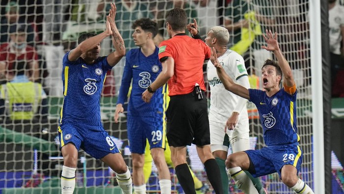 Chelsea players demand a penalty during the Club World Cup final soccer match between Palmeiras and Chelsea at Mohammed Bin Zayed Stadium in Abu Dhabi, United Arab Emirates, Saturday, Feb. 12, 2022. (AP Photo/Hassan Ammar)