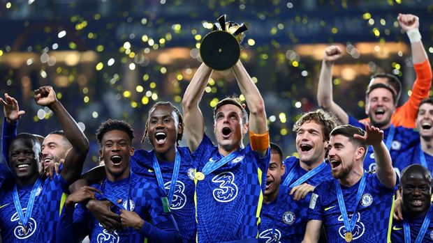 ABU DHABI, UNITED ARAB EMIRATES - FEBRUARY 12: Cesar Azpilicueta of Chelsea lifts the FIFA Club World Cup trophy following victory in the FIFA Club World Cup UAE 2021 Final match between Chelsea and Palmeiras at Mohammed Bin Zayed Stadium on February 12, 2022 in Abu Dhabi, United Arab Emirates. (Photo by Francois Nel/Getty Images)