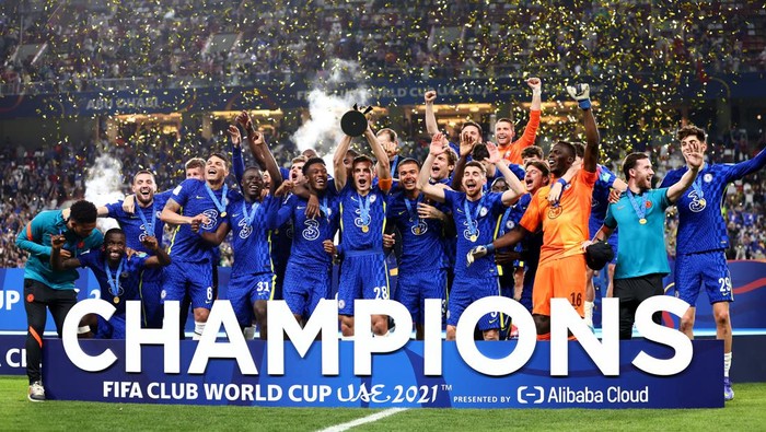 ABU DHABI, UNITED ARAB EMIRATES - FEBRUARY 12: Cesar Azpilicueta of Chelsea lifts the FIFA Club World Cup trophy following victory in the FIFA Club World Cup UAE 2021 Final match between Chelsea and Palmeiras at Mohammed Bin Zayed Stadium on February 12, 2022 in Abu Dhabi, United Arab Emirates. (Photo by Francois Nel/Getty Images)