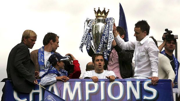 LONDON - MAY 22:  Chelsea captain John Terry holds the FA Barclays Premiership trophy on Joe Cole's head during Chelsea Football Club's trophy parade, May 22, 2005 in London.  (Photo by Bruno Vincent/Getty Images)
