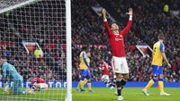 Ronaldo mengangkat kedua tangan ke udara karena kesal. Foto: AP/Jon Super