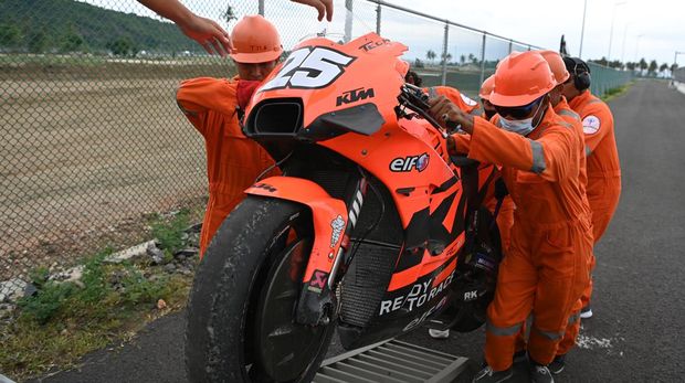 Sejumlah marshall membawa motor milik pembalap Tech 3 KTM Factory Racing Raul Fernandez seusai kecelakaan pada hari kedua tes pramusim MotoGP 2022 di Pertamina Mandalika International Street Circuit, Lombok Tengah, NTB, Sabtu (12/2/2022). Sesi tes pramusim di sirkuit Mandalika tersebut akan berlangsung hingga Minggu (13/2/2022). ANTARA FOTO/Andika Wahyu/rwa.