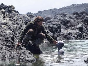 Sinopsis Cold Skin, Film Misteri Makhluk Buas di Bioskop Trans TV