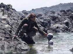 Sinopsis Cold Skin, Film Misteri Makhluk Buas di Bioskop Trans TV