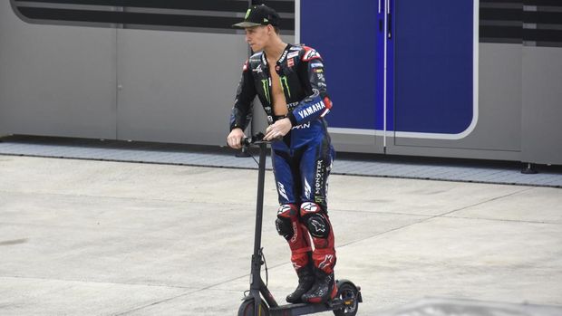 Pembalap MotoGP Monster Energy Yamaha Team Fabio Quartararo menaiki skuter sesaat sebelum mengikuti tes pramusim di Pertamina Mandalika International Street Circuit, Lombok Tengah, NTB, Sabtu (12/2/2022). Pembalap Mooney VR46 Racing Team Luca Marini menjadi yang tercepat pada hari kedua tes pramusim MotoGP Mandalika 2022 dengan catatan waktu lap 1 menit 31,289 detik mengungguli pembalap Repsol Honda Team Marc Marquez di urutan kedua dan pembalap Aprilia Racing Maverick Vinales di posisi ketiga.ANTARA FOTO/Ahmad Subaidi/rwa.