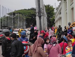 Jelang Penutupan Jalan, Warga Masih Padati Kawasan Asia Afrika