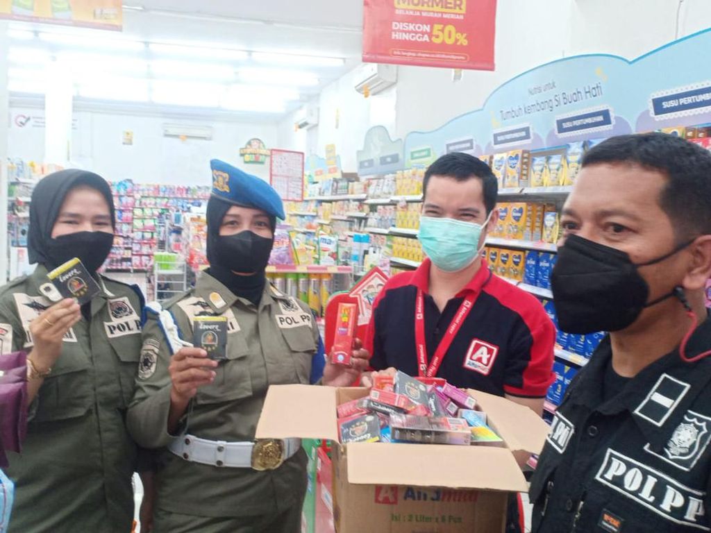 Jelang Hari Valentine, Satpol PP Makassar Razia Kondom di Minimarket