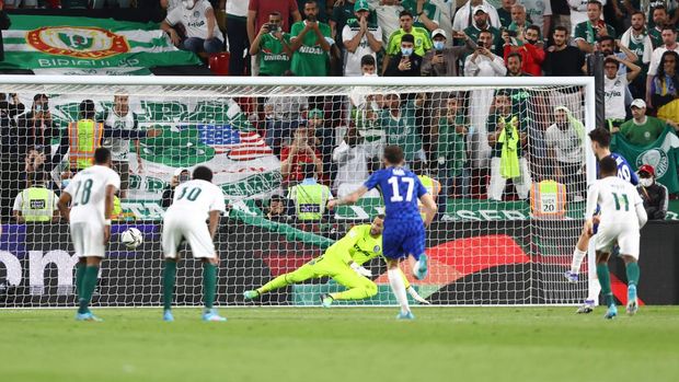 ABU DHABI, UNITED ARAB EMIRATES - FEBRUARY 12: Weverton of Palmeiras fails to save a penalty from Kai Havertz of Chelsea, who scores their team's second goal during the FIFA Club World Cup UAE 2021 Final match between Chelsea and Palmeiras at Mohammed Bin Zayed Stadium on February 12, 2022 in Abu Dhabi, United Arab Emirates. (Photo by Francois Nel/Getty Images)