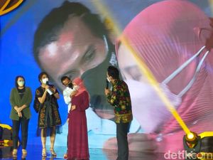Haru di Launching detikJatim Saat Penyerahan Pemenang Kalung Emas untuk Istri Haru di Launching detikJatim Saat Penyerahan Pemenang Kalung Emas untuk Istri