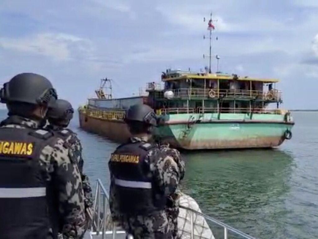 Detik-detik Kapal Penambang Pasir di Pulau Rupat Dihentikan Petugas