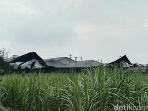 Penampakan Pabrik Plastik di Pati Usai Terbakar Selama 14 Jam