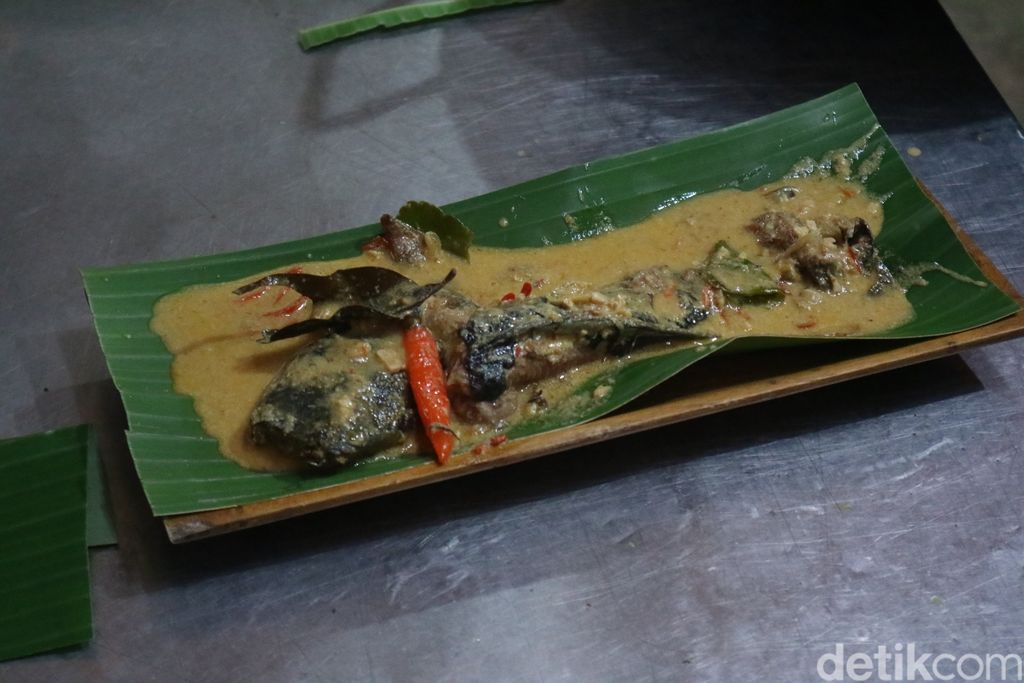Kuliner menu mangut lele asap di Warung Kudusan, Minggu (13/2/2022).