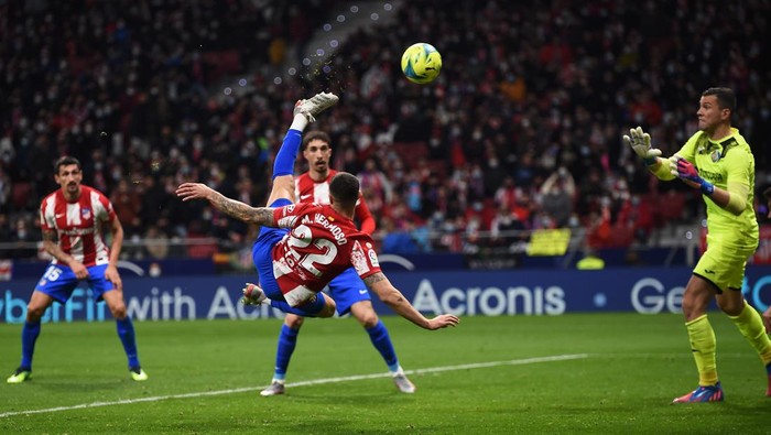 MADRID, SPAIN - FEBRUARY 12: Mario Hermoso of Atletico de Madrid scores their teams fourth goal during the LaLiga Santander match between Club Atletico de Madrid and Getafe CF at Estadio Wanda Metropolitano on February 12, 2022 in Madrid, Spain. (Photo by Denis Doyle/Getty Images)
