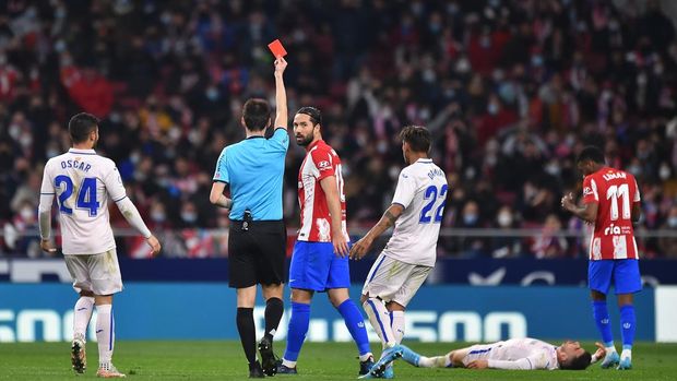 MADRID, SPAIN - FEBRUARY 12: Referee Ricardo De Burgos Bengoetxea shows the red card to Felipe of Atletico de Madrid during the LaLiga Santander match between Club Atletico de Madrid and Getafe CF at Estadio Wanda Metropolitano on February 12, 2022 in Madrid, Spain. (Photo by Denis Doyle/Getty Images)