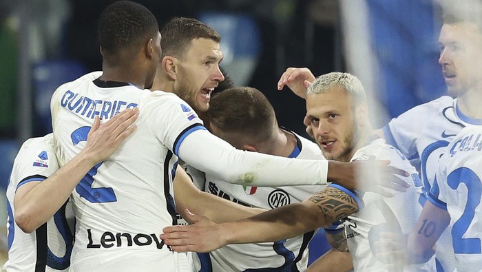 Inters Edin Dzeko, center, celebrates with teammates after scoring his sides first goal during the Italian Serie A soccer match between Napoli and Inter Milan at the Diego Armando Maradona stadium in Naples, Italy, Saturday, Feb. 12, 2022. (Alessandro Garofalo/LaPresse via AP)