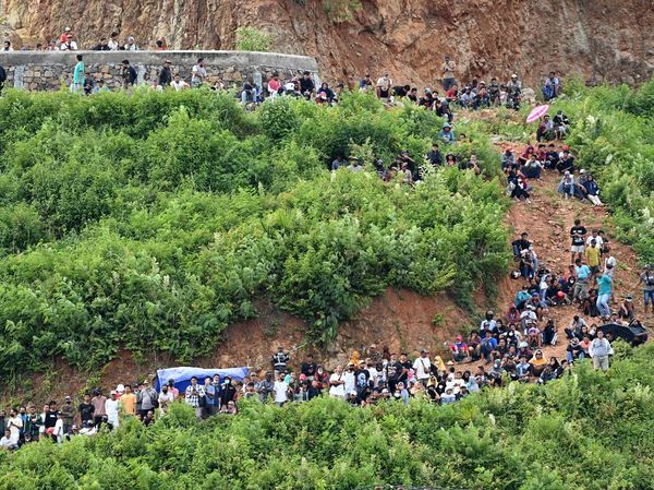 Lihat Lagi Saat Warga Naik Bukit Demi Nonton Tes MotoGP Mandalika