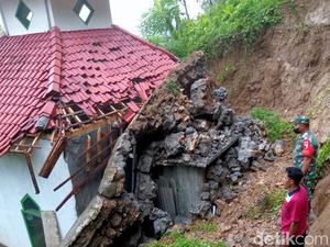 Longsor Akibat Hujan Semalaman Rusak Musala di Trenggalek