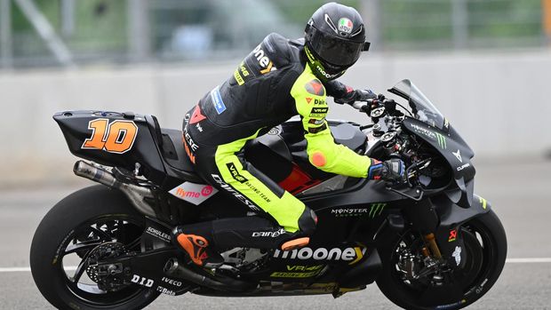 Pembalap Mooney VR46 Racing Team Luca Marini memacu kecepatan sepeda motornya pada hari kedua tes pramusim MotoGP 2022 di Pertamina Mandalika International Street Circuit, Lombok Tengah, NTB, Sabtu (12/2/2022). Luca Marini berhasil menjadi pembalap yang tercepat pada hari kedua tes pramusim di sirkuit Mandalika tersebut. ANTARA FOTO/Andika Wahyu/rwa.
