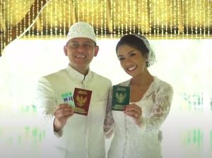 9 Momen Manis Melanie Putria Menikah Kedua Kalinya di Bali 9 Momen Manis Melanie Putria Menikah Kedua Kalinya di Bali