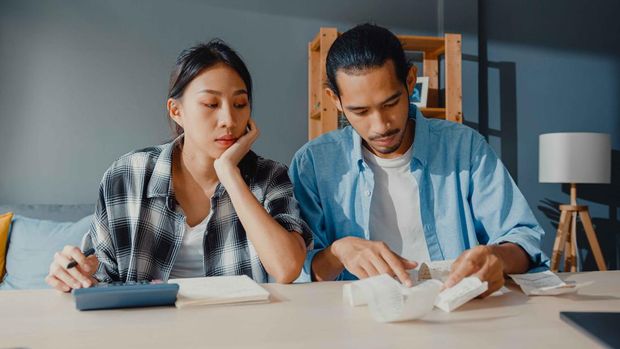 Menulis pemasukan dan pengeluaran dapat berguna untuk menentukan berapa besaran biaya yang perlu dikeluarkan agar sebanding dengan uang yang disisihkan untuk menabung