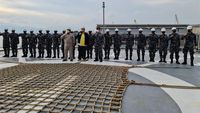 Momen Airlangga Hartarto Tinjau KRI Teluk Palu-523 di Lampung