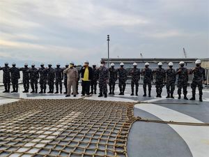 Momen Airlangga Hartarto Tinjau KRI Teluk Palu-523 di Lampung