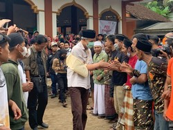 Ealah, Ganjar Juga Sambat soal Sinyal HP Saat Kunjungi Desa Wadas