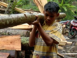 Tangis Lirih Sang Ibu Lihat Pajar Jadi Penopang Keluarga di Usia 14 Tahun
