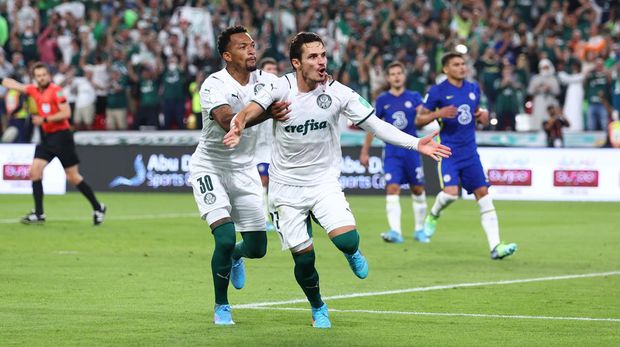 ABU DHABI, UNITED ARAB EMIRATES - FEBRUARY 12: Raphael Veiga celebrates with teammate Jailson of Palmeiras after scoring their team's first goal during the FIFA Club World Cup UAE 2021 Final match between Chelsea and Palmeiras at Mohammed Bin Zayed Stadium on February 12, 2022 in Abu Dhabi, United Arab Emirates. (Photo by Francois Nel/Getty Images)