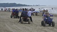 Pantai di Anyer Ramai Wisatawan Saat Banten PPKM Level 3