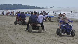 Pantai di Anyer Ramai Wisatawan Saat Banten PPKM Level 3