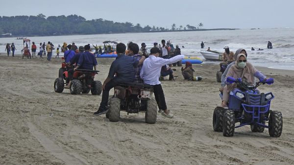 Pantai di Anyer Ramai Wisatawan Saat Banten PPKM Level 3