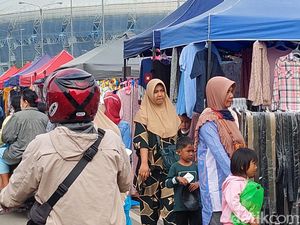 Duh! Pasar Kaget GBLA Masih Beroperasi di Tengah PPKM Level 3