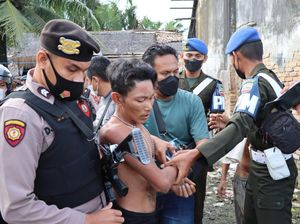 Momen Polisi Gerebek Kampung Narkoba di Deli Serdang, 3 Orang Dibekuk