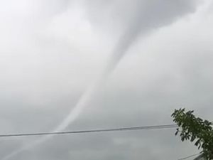 Pusaran Awan Puting Beliung Muncul di Tulungagung