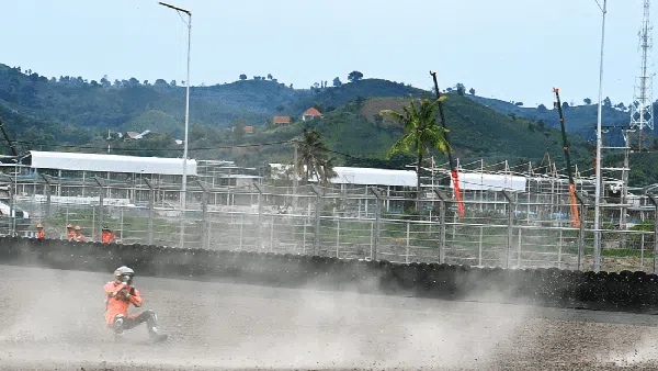 Lihat Lagi Momen Raul Fernandez Crash di Sirkuit Mandalika